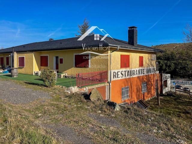 Chalet en venta en Santa María de la Alameda. Finca con bar y viviendas en Cruz Verde Madrid. Chalets Santa María de la.