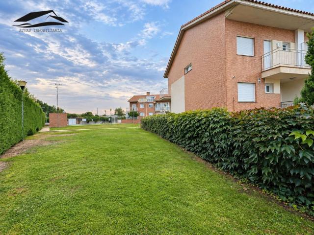 Chalet en venta en Santa Marta de Tormes. Chalet en venta en Urbanización La Fontana, 4 dormitorios. Chalets Santa Marta de.