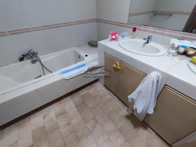 Chalet en venta en Santa Marta de Tormes. Chalet en venta en Urbanización Valdelagua, 5 dormitorios. Chalets Santa Marta de.