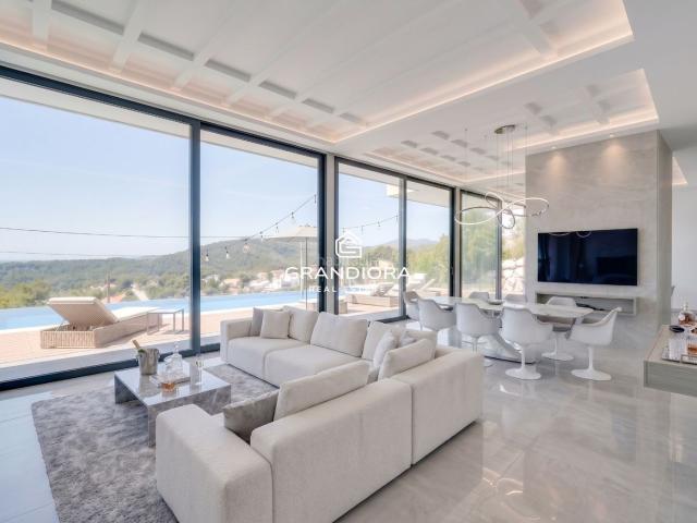 Chalet en venta en Santa Susanna. Villa con piscina infinity y vistas al mar en venta en Maresme. Chalets Santa.