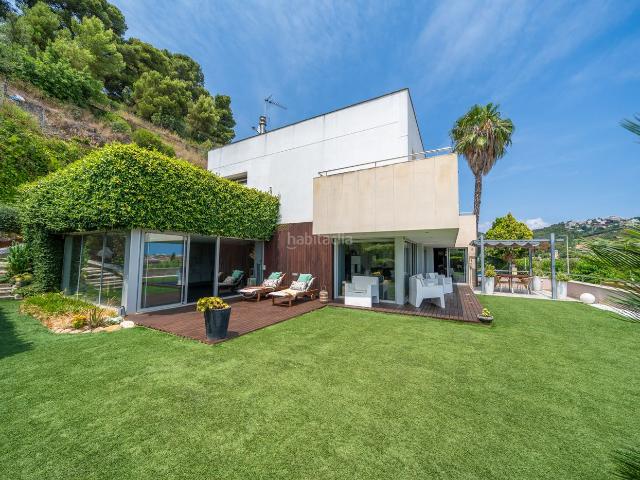 Chalet en venta en Santa Susanna. Casa a 4 vientos con 2 piscinas y vista al mar. Chalets Santa.