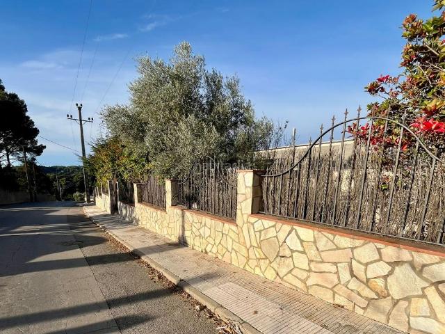Chalet en venta en Santa Susanna. OPORTUNIDAD. BAJADA DE PRECIO casa de 3 plantas con piscina, con apartamento independiente con acceso privado. Chalets Santa.