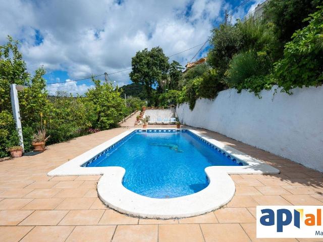 Chalet en venta en Santa Susanna. Chalet con piscina y vistas al mar en Santa Susanna espacio, privacidad y gran potencial. Chalets Santa.