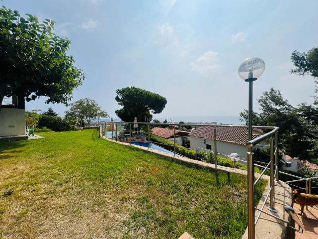 Chalet en venta en Santa Susanna. Chalet con piscina y vistas panorámicas al mar en venta en Santa Susanna. Chalets Santa.