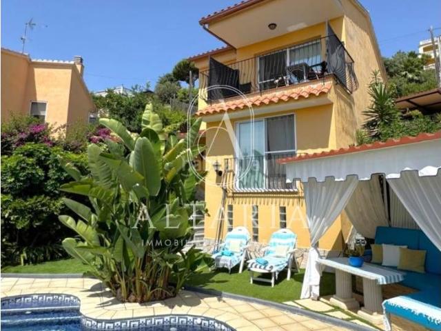 Chalet en venta en Santa Susanna. Exclusiva villa con piscina y vistas al mar. Chalets Santa.