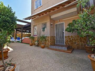 Villa en venta en Los Arenales del Sol - Jardín