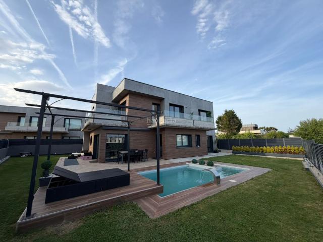 Chalet en venta en Santander, Cueto. CHALET EXCLUSIVO DE 317M2 Y 325M2 DE JARDIN EN EL MANSIN. VALDENOJA. Chalets.