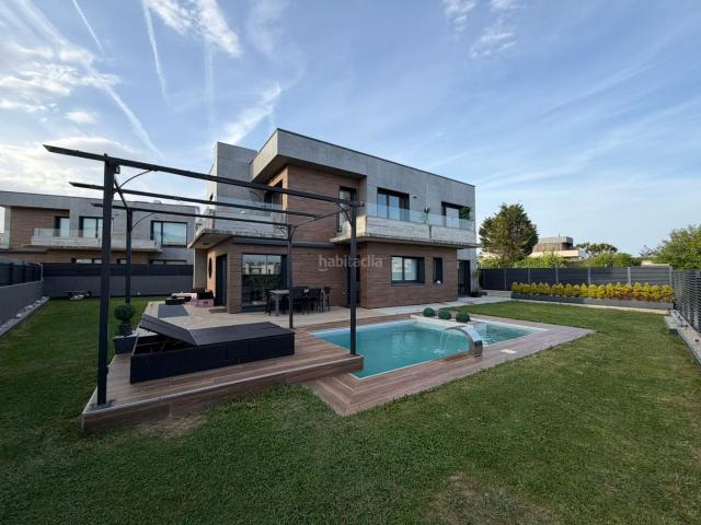 Chalet en venta en Santander, Cueto. CHALET EXCLUSIVO DE DISEÑO MODERNO EN VALDENOJA. Chalets.