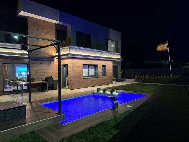 Chalet en venta en Santander, Cueto. EXPECTACULAR Y LUJOSO CHALET DE DISEÑO MODERNO EN EL MANSIN. VALDENOJA. Chalets.
