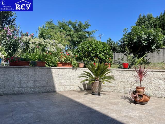 Chalet en venta en Santiago de Compostela, Parroquias de Santiago. GRAN CASA CON TERRENO Y 2 GARAJES EN SANTIAGO. Chalets Santiago de.