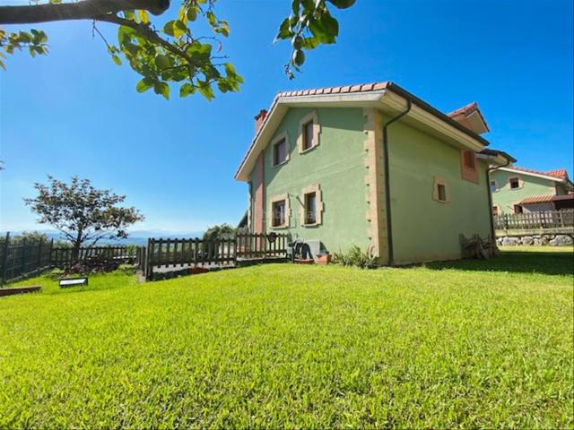 Chalet en venta en Santillana del Mar. Casa independiente junto a Santillana del mar. Chalets Santillana del.