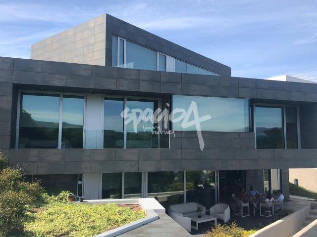 Chalet en venta en Sarria. Donde la vida cotidiana se transforma en una experiencia excepcional. Chalets.