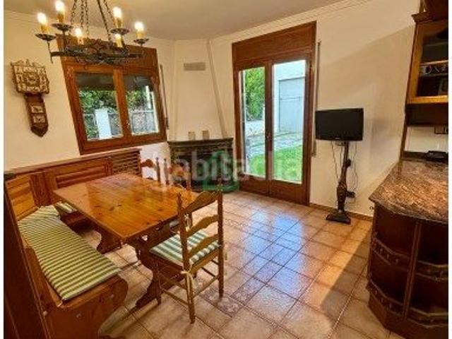 Chalet en venta en Seu d´Urgell La. Cinco habitaciones, tres baños y un garaje donde caben tres coches. Chalets Seu d´Urgell.