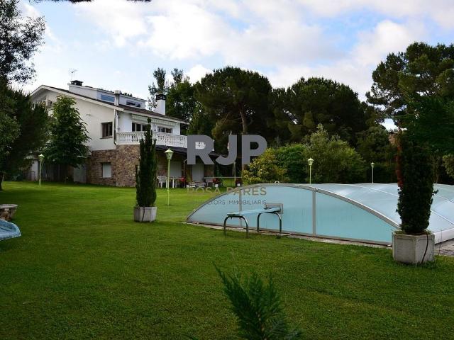 Chalet en venta en calle Santa Fe, Seva, de 380 m² 6 habitaciones por 650.000