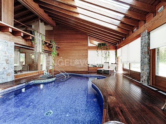 Chalet en venta en Seva. Exclusiva joya arquitectónica de diseño junto al Golf de El Montanyà. Chalets.