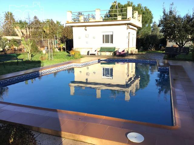 Chalet en venta en Sevilla, Tiro de Línea. Venta de chalet independiente con 6 construcciones, piscina en 2.724 m2 de terreno en Carmona. Chalets.