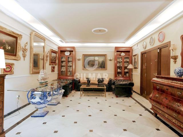 Chalet en venta en Sevilla, Sector Sur La Palmera Reina Mercedes. Este magnífico chalet independiente de estilo clásico andaluz, situado en la Avenida de la Palmera, cuenta con 350 m construidos.