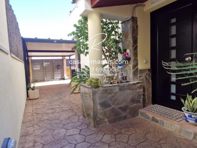 Chalet en venta en Segur de Calafell, Segur de Calafell Nucli Urbà Costa Dorada. En Calafell, 4 habitaciones y 2 baños. Dispone de garaje, trastero y aire acondicionado. Chalets Segur de.