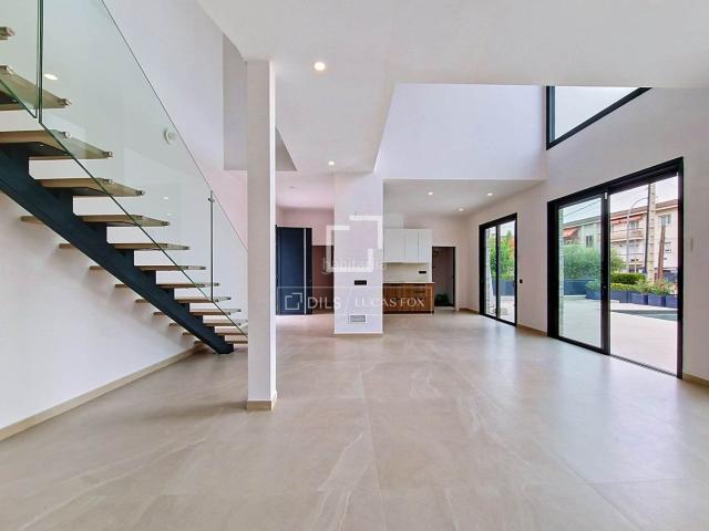 Chalet en venta en Segur de Calafell, Segur de Calafell Nucli Urbà Costa Dorada. Exclusiva villa de obra nueva con diseño contemporáneo, piscina infinita y amplios espacios en venta a pocos minutos.