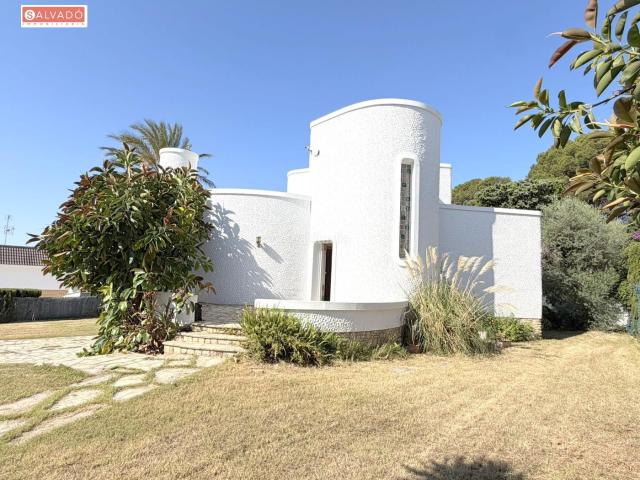 Chalet en venta en Segur de Calafell, Segur de Calafell Nucli Urbà Costa Dorada. UNA PROPIEDAD SINGULAR, CONSTRUIDA A CONCIENCIA, DONDE LA LUZ, LOS ESPACIOS Y LA PRIVACIDAD SE CONVIERTEN EN UN.