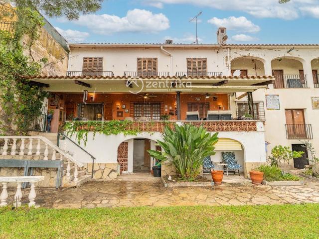 Chalet en venta en Selva del Camp La. Casa independiente con amplio jardín en pleno centro urbano de Almoster. Chalets Selva del Camp.
