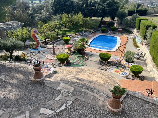 Chalet en venta en Sentiu de Sió La. No es una casa. Es tu propio terreno de juego con piscina, tenis y cero vecinos molestos. Chalets Sentiu de Sió.