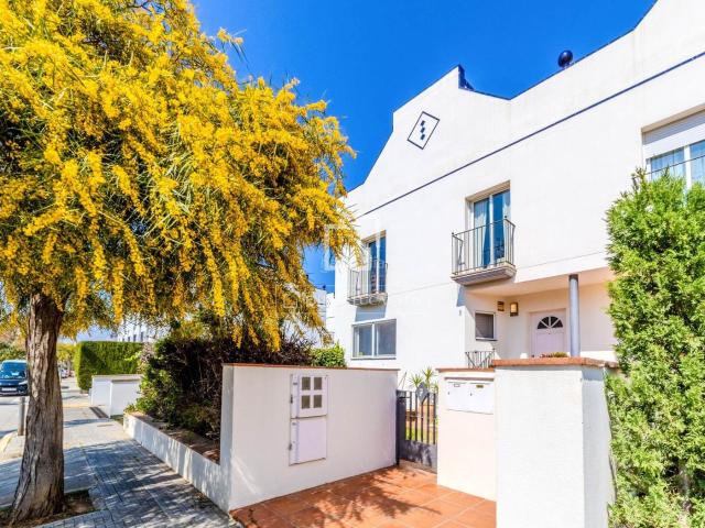 Chalet en venta en Sitges, Aiguadolç Sant Sebastià Costa Dorada. Luminosa casa de 4 dormitorios con vistas al mar, amplias terrazas y zonas comunitarias en Aiguadolç, Sitges. Chalets.