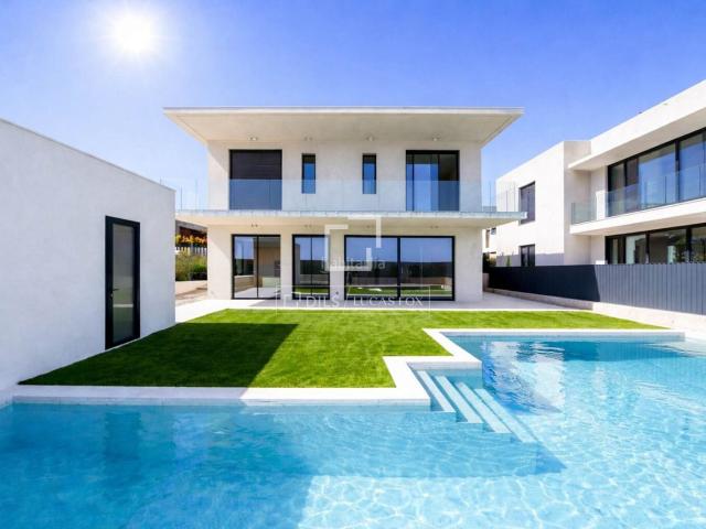 Chalet en venta en Sitges, La Plana Costa Dorada. Villa de lujo de obra nueva con jardín y piscina en venta en La Plana, Sitges. Chalets.