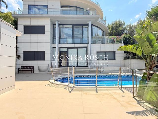 Chalet en venta en Sitges, Les Botigues de Sitges Costa Dorada. Villa Contemporánea de Excepción con Vistas Panorámicas al Mediterráneo Garraf II Sitges. Chalets.