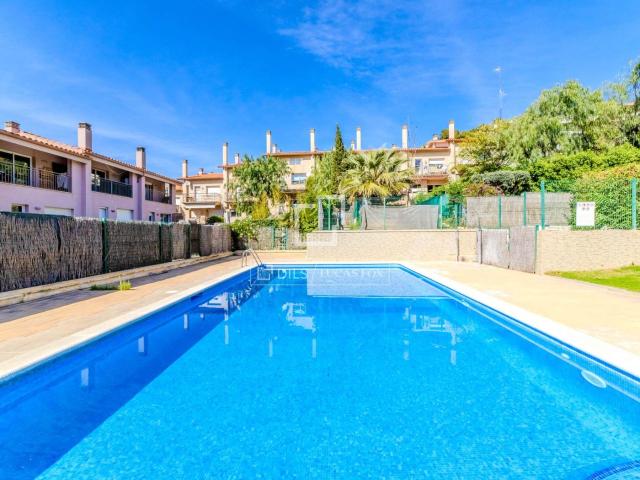 Chalet en venta en Sitges, Levantina Montgavina Quintmar Costa Dorada. Elegante casa adosada de 5 dormitorios con jardín, terrazas y piscina comunitaria en venta en Quintmar, Sitges. Chalets.