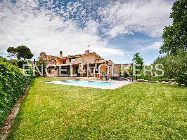 Chalet en venta en Siurana. Elegante villa de estilo moderno con detalles rústicos situada en el Alt Empordà. Chalets.
