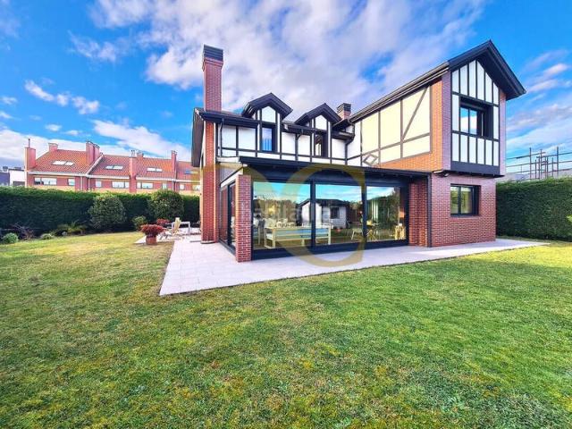 Chalet en venta en Siero, La Fresneda. Vivir en La Fresneda Chalet de diseño con porche cerrado y jardín privado. Chalets.