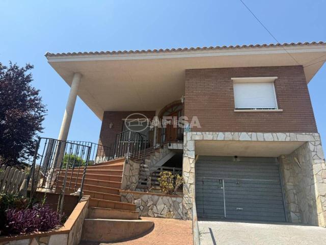 Chalet en venta en Sils. Torre en venta en Les Comes con amplios espacios y jardín privado. Chalets.