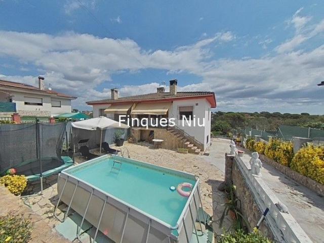 Chalet en venta en Sils. ? Dos viviendas independientes en Vallcanera Sils. Chalets.