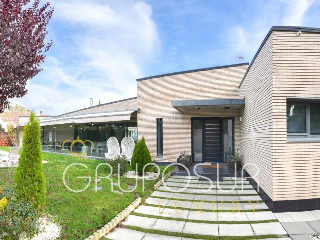 Chalet en venta en Simancas. Exclusivo chalet de lujo con arquitectura vanguardista y piscina en Simancas, situado junto a la urbanización Las Aceñas. Chalets.