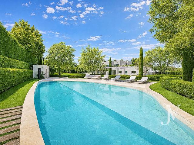 Chalet en venta en Pozuelo de Alarcón, La Finca. La Finca: Pº de los Lagos 1, dentro de la zona de seguridad, parcela de 5.200m2, muchos extras. Chalets Pozuelo de.