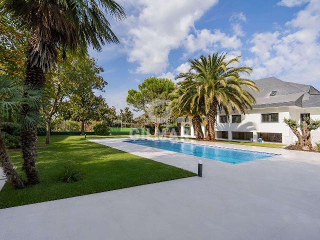 Chalet en venta en Pozuelo de Alarcón, Somosaguas. Chalet independiente reformado a estrenar sobre parcela amplia y llana en Húmera, Somosaguas, Pozuelo de Alarcón.Esta vivienda ind. Chalets Pozuelo.