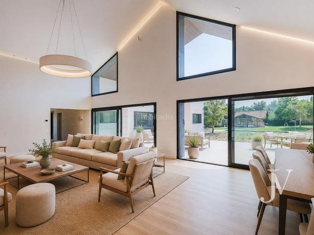 Chalet en venta en Pozuelo de Alarcón, Somosaguas. Somosaguas, Pozuelo de Alarcón. 3720 m² de parcela. 2 viviendas dentro de la misma parcela. Una de obra nueva y otra de estilo clá. Chalets Pozuelo.
