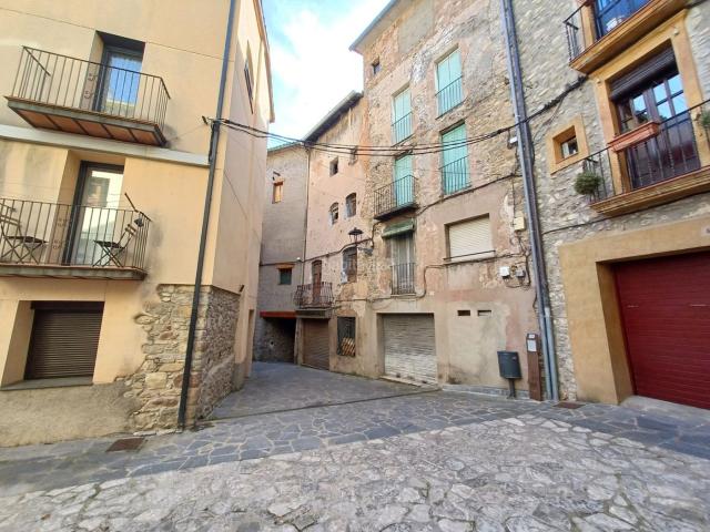 Chalet en venta en Pobla de Lillet La. Subasta de Chalet adosado en Calle del Verger de La Pobla de Lillet Barcelona. Chalets Pobla de Lillet.