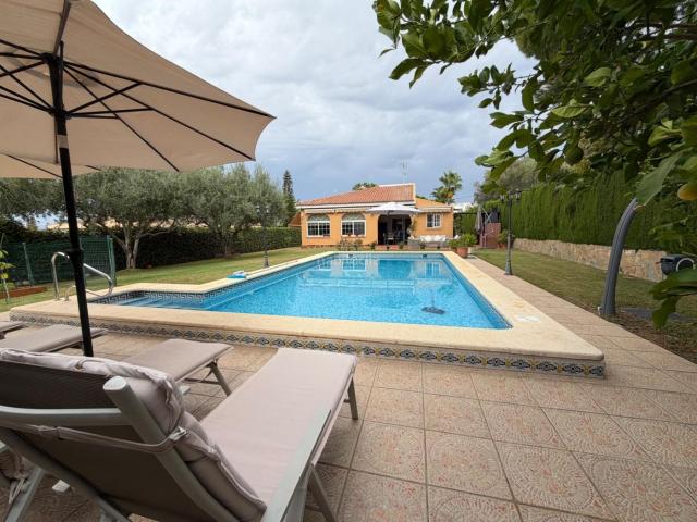 Chalet en venta en Pobla de Vallbona la, Rascanya. Magnífico chalet en urbanización MonteColorado. Chalets Pobla de Vallbona.