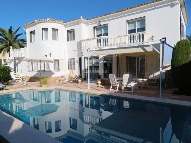 Chalet en venta en Poblets els. Fantastica Villa a 100 m de mar. Chalets Poblets.