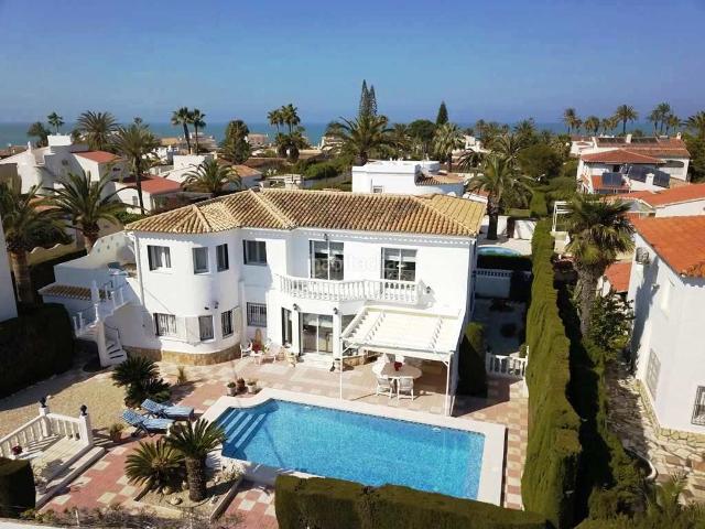 Chalet en venta en Poblets els. Villa a 100 m de mar. Chalets Poblets.