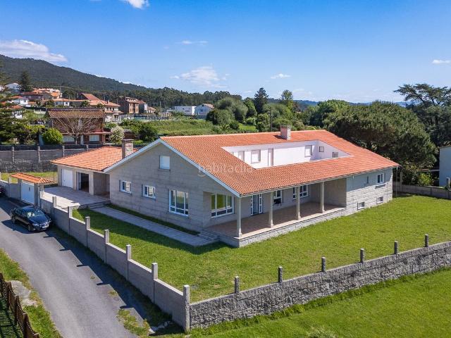 Chalet en venta en Poio, Samieira. Lujoso chalet frente al mar en Poio. Chalets.