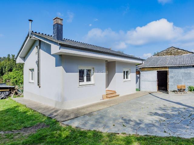 Chalet en venta en Pol. Chalet listo para habitar con terreno y establo para caballos en Pol. Chalets.