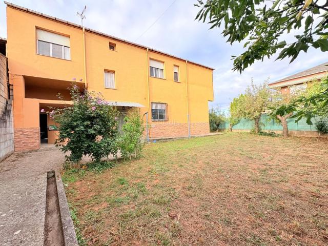 Chalet en venta en Ponferrada, Compostilla Columbrianos. CHALET CON TERRENO. Chalets.