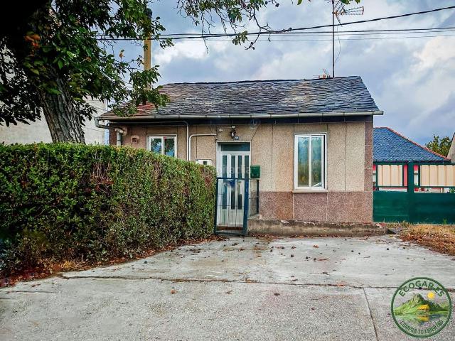 Chalet en venta en Ponferrada, Flores de Sil La Placa. Se vende casita de planta baja en Flores del Sil. Chalets.