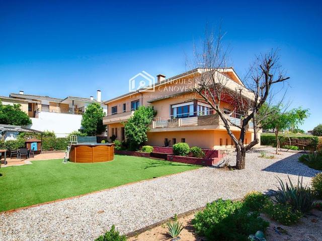 Chalet en venta en Porqueres. Exclusivo chalet con piscina y ocio. Chalets.