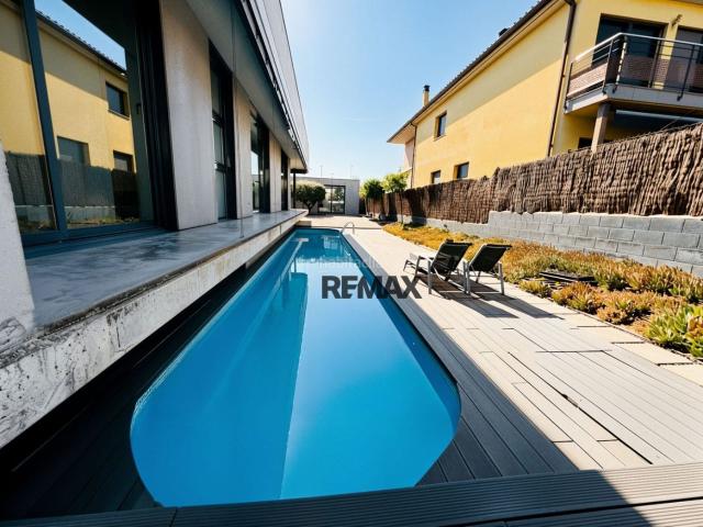 Chalet en venta en Porqueres. Porqueres Propiedad exclusiva de diseño contemporáneo y sostenible. Chalets.