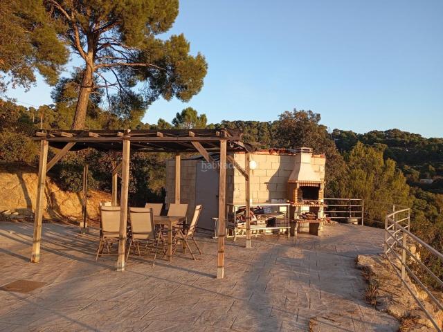 Chalet en venta en Palafolls. Casa cómoda en una sola planta con vistas al mar y la montaña. Chalets.