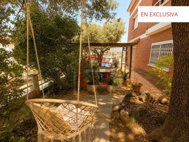 Chalet en venta en Palau solità i Plegamans. DOS VIVIENDAS INDEPENDIENTES EN UNA PRECIOSA PARCELA CON PISCINA. Chalets Palau solità i.